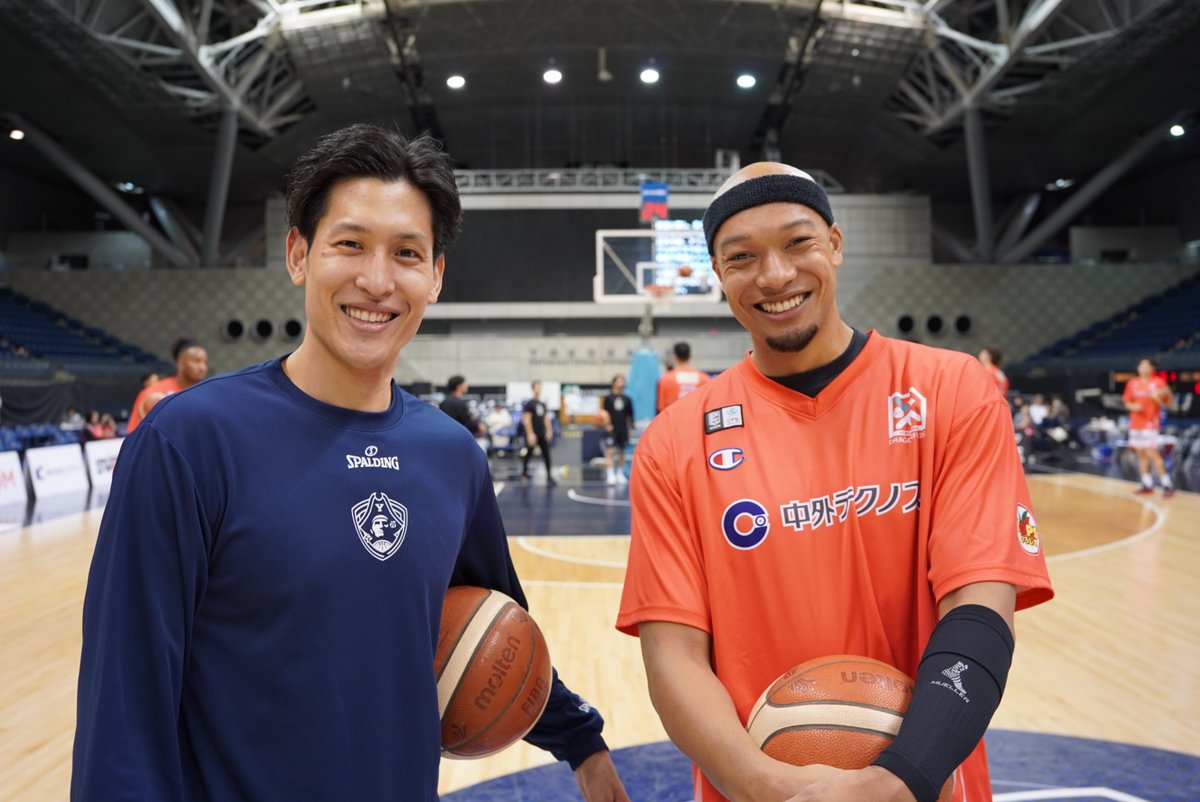 b_corsairs's tweet image. 🏴‍☠️B-COR MEMORIES🏴‍☠️
〜2025.10.29 広島ドラゴンフライズ戦〜

東芝（現・川崎）に同期入団し、のちに滋賀でも共にプレーした2人の再会🤝

晴山「川崎では被ってないですけどね〜」
谷口「いや同期入団やろ」
仲良しでした☺️

#ビーコル #NoQuarter #谷口光貴 #晴山ケビン