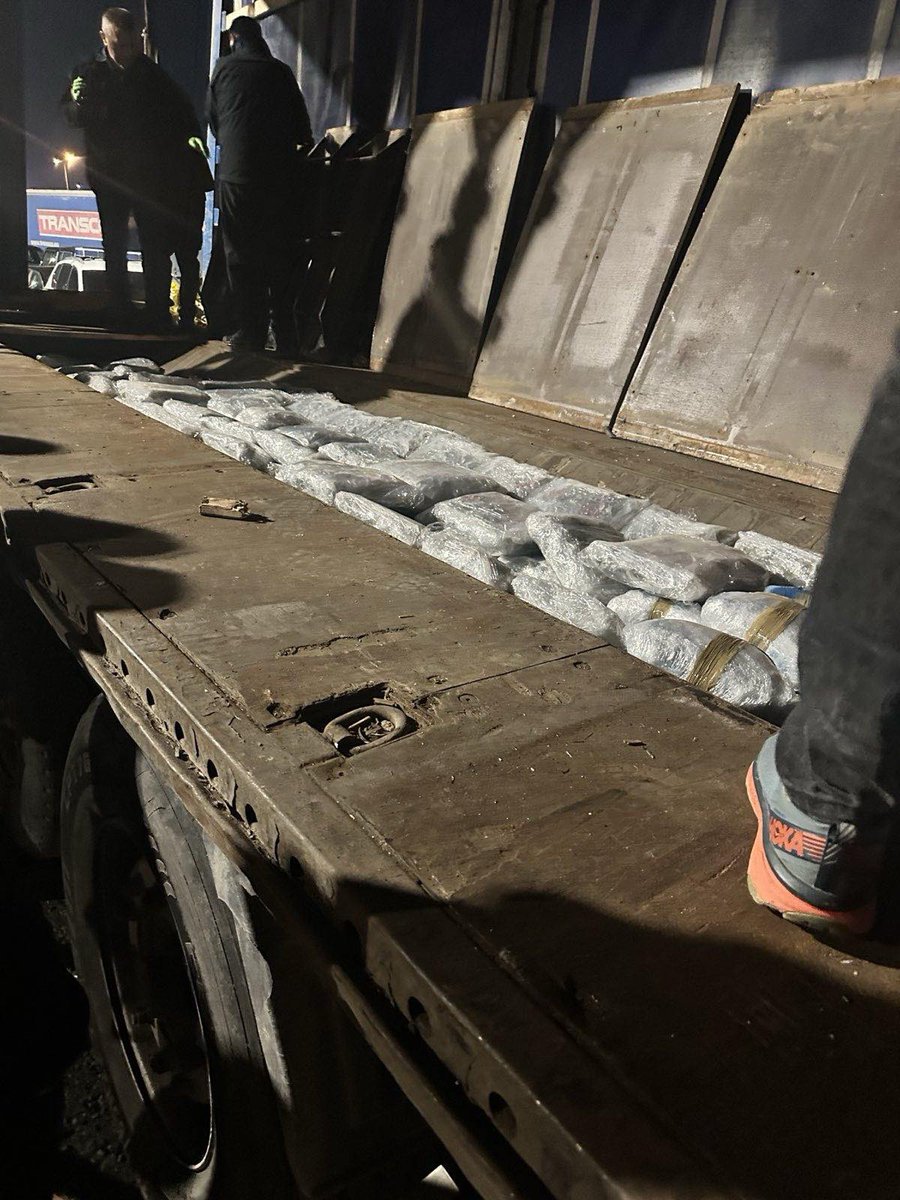 dogana_e's tweet image. 🚨 Dogana e Kosovës, në bashkëpunim me Policinë dhe me mbështetje nga Agjencia e Kosovës për Inteligjencë, ka ndaluar rreth 250 kg kanabis në autostradën “Ibrahim Rugova”. Substanca ishte fshehur në një kamion transportues. Personi përgjegjës është arrestuar. #Dogana #Siguri