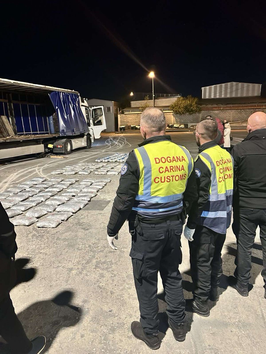 dogana_e's tweet image. 🚨 Dogana e Kosovës, në bashkëpunim me Policinë dhe me mbështetje nga Agjencia e Kosovës për Inteligjencë, ka ndaluar rreth 250 kg kanabis në autostradën “Ibrahim Rugova”. Substanca ishte fshehur në një kamion transportues. Personi përgjegjës është arrestuar. #Dogana #Siguri