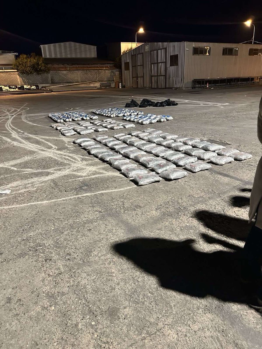 dogana_e's tweet image. 🚨 Dogana e Kosovës, në bashkëpunim me Policinë dhe me mbështetje nga Agjencia e Kosovës për Inteligjencë, ka ndaluar rreth 250 kg kanabis në autostradën “Ibrahim Rugova”. Substanca ishte fshehur në një kamion transportues. Personi përgjegjës është arrestuar. #Dogana #Siguri