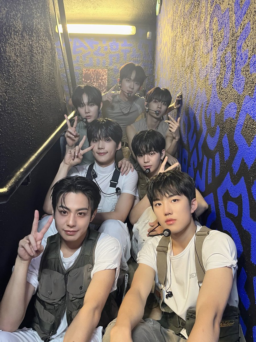 FANEVNNE_FR's tweet image. ⸢ 🎤 ⸥ CONCERT › 30.10.2025

⤿ EVNNE pour leur concert « SET N GO » à Paris ❤️‍🩹

Merci d'avoir rendu ça possible ENNVEs ! J'espère que tout s'est bien passé pour vous 😚

⊹ 🍓 ᐧ #EVNNE #이븐 ⊹