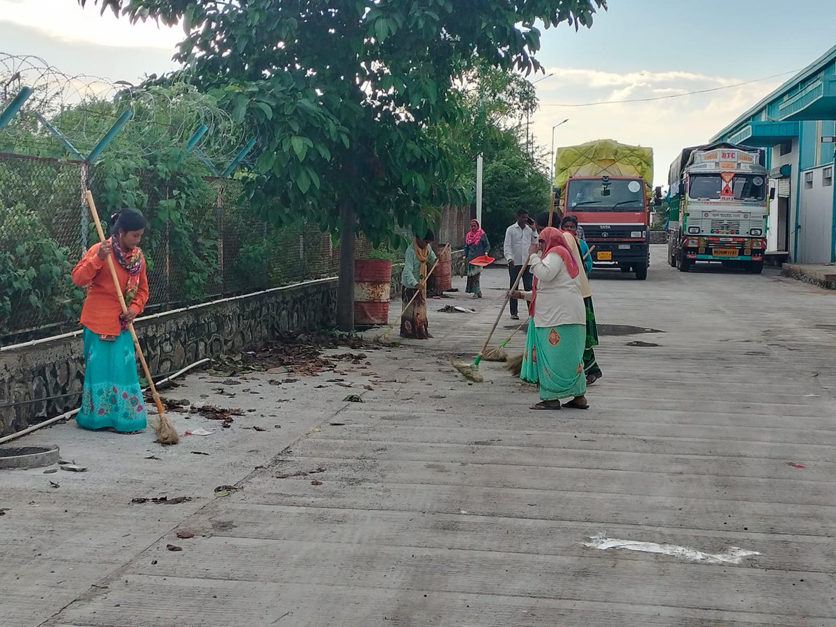 भा.खा.नि.मंडल कार्यालय,औरंगाबाद द्वारा विशेष अभियान 5.0 के अंतर्गत कार्यान्वयन चरण के चतुर्थ सप्ताह में डिपो परिसर के भीतर व्यापक साफ-सफाई एवं स्वच्छता कार्य संपन्न किया गया। इस पहल का उद्देश्य कार्यस्थल को स्वच्छ, सुरक्षित एवं सकारात्मक वातावरण प्रदान करना है।<a href="/FciWest/">भारतीय खाद्य निगम, पश्चिम अंचल, मुंबई</a> <a href="/FCI_India/">Food Corporation of India</a>