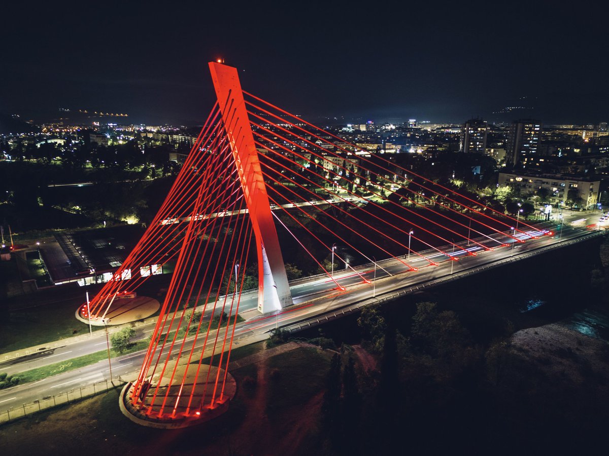 TC_PodgoritsaBE's tweet image. #Podgoritsa’nın simge yapılarından #Milenyum Köprüsü, Cumhuriyet Bayramımız vesilesiyle şanlı Bayrağımızın renkleriyle ışıklandırılmıştır. 🇹🇷

Karadağ’ın yetkili makamlarına teşekkür ediyoruz. 🇹🇷🤝🇲🇪

#29EkimCumhuriyetBayramı&apos;mız kutlu olsun!