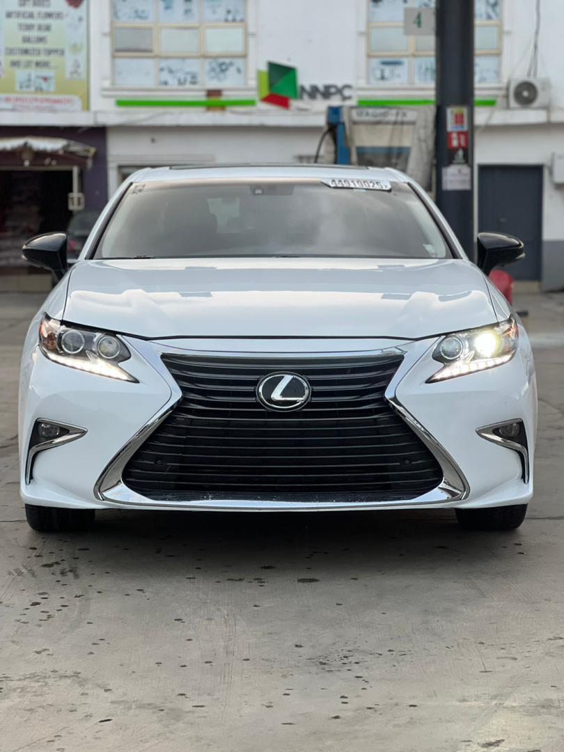gee_trump's tweet photo. Sharp deal 👌 

Toks Lexus Es350 2015
Sleek cocain white on 2tone  interior
Full accident free 

24.5m
Dm for more details and info asap https://t.co/sUIaSOhhHT