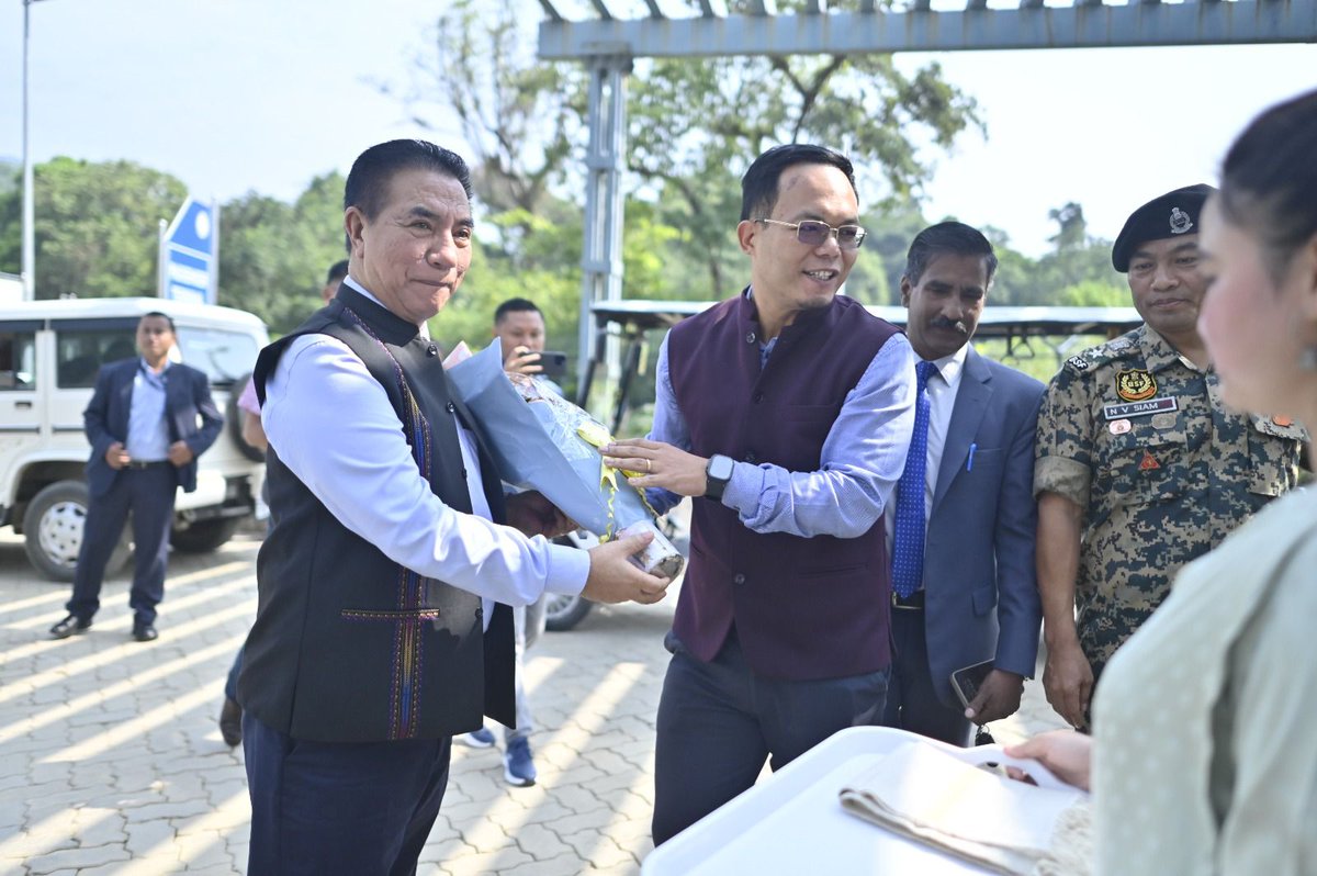 LPAI_Official's tweet photo. Shri Lalduhoma, Hon’ble CM of Mizoram, visited Land Port Dawki, where he was briefed on cross-border trade operations &amp; infrastructure by Customs, Immigration, BSF &amp; LPAI officials. He expressed interest in replicating the model in Mizoram to boost connectivity &amp; economic growth. https://t.co/s3WlHbvl0r