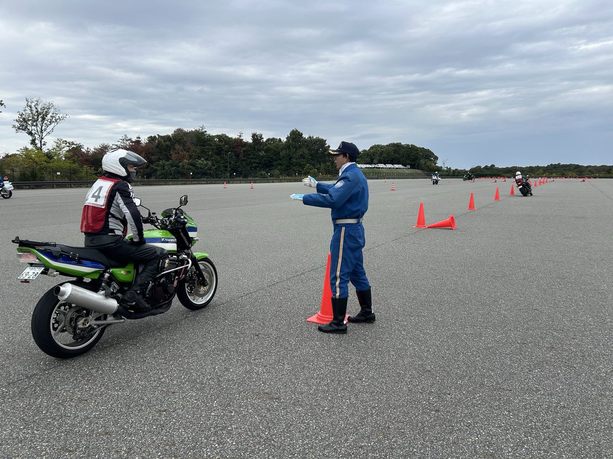【二輪車実車講習　交通企画課】二輪車の交通死亡事故が多発しているため、白バイ特別訓練員が二輪車運転者に対して日常点検や乗車姿勢、基本走行等を指導する講習会を行いました。二輪車を運転する時はプロテクターを着用し、交差点ではスピードを控え安全確認を行うなど、安全運転に努めましょう！