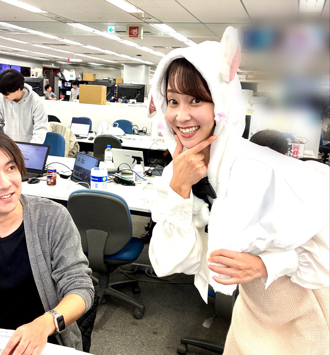 ウサギの耳をつけている出水アナ…🐰
#ハロウィーン に関する
コーナーの打合せ中です…🎃👻

このあとの #Ｎスタ は
▼ハロウィーン目前の渋谷の様子は？
▼物価高騰で自治体が「おこめ券」
▼年賀はがきの販売開始 など
放送予定です！

コメンテーターは #増田明美 さんです✨
ぜひご覧ください！