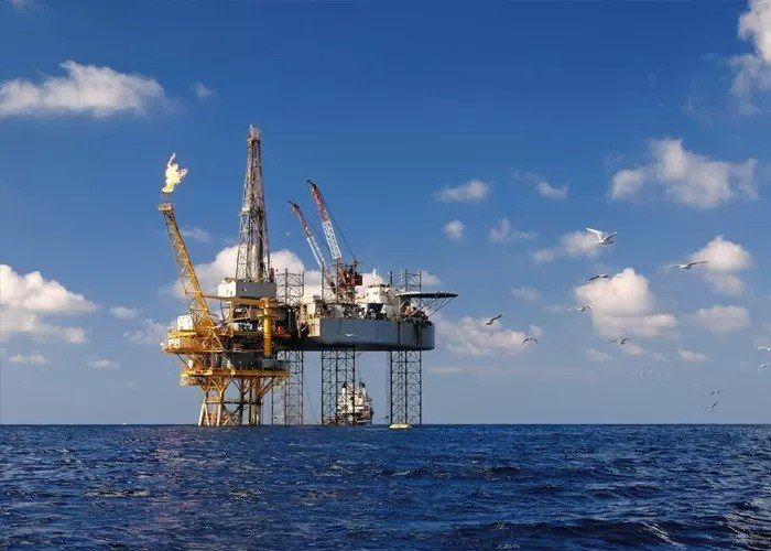 WanwanLi0520's tweet image. Oilfield and exploration instruments require rugged, dependable power. li-SOCl₂ batteries provide high pulse capability, wide temperature tolerance, and long shelf life for downhole tools, remote sensors, and field monitoring devices. 
#LiSOCl2 #OilAndGas 
#ExplorationTech