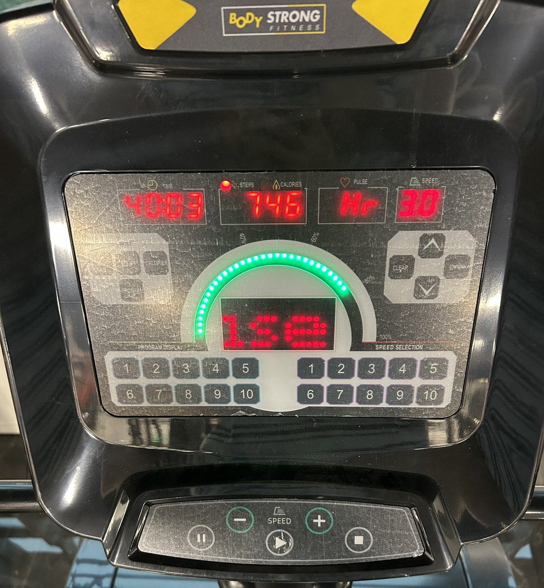 9566TAT's tweet photo. 我的心率在还没踏上爬楼机台阶上就已经到180了。 https://t.co/9nSkN57uXt