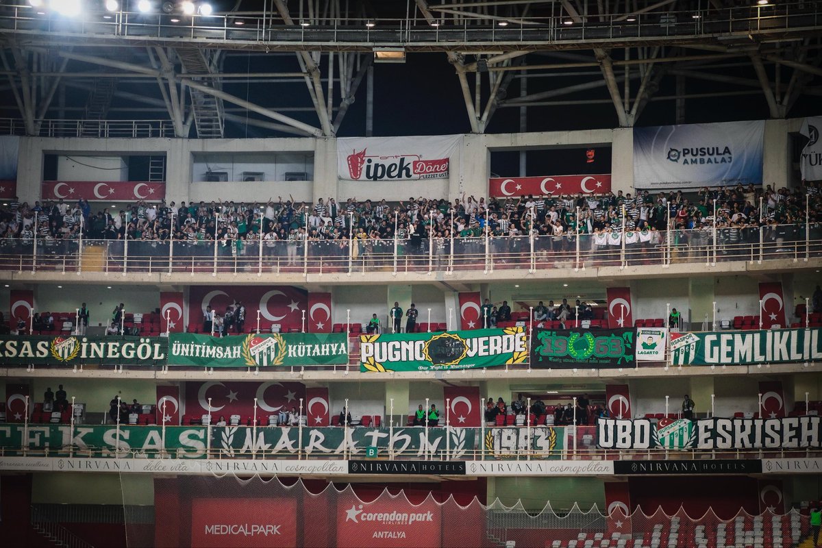 Bütün temsilcilikler, oluşumlar bizim için değerlidir. Hepsi bizim canımız, kardeşimiz, arkadaşımızdır fakat biz bu pankartlar yüzünden cezalar aldık, birbirimize düştük. Akabinde sadece set pankartına ‘Teksas’ asılması konusunda karar aldık. Bu karara herkes saygı duysun. ✋