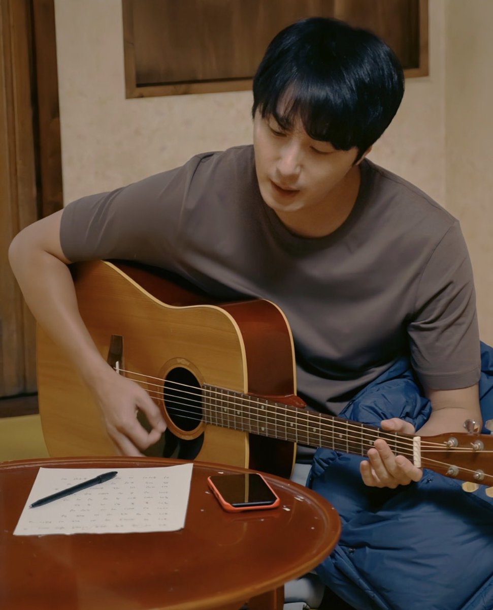 ActorJungilwoo's tweet photo. 가족에 대한 마음을 다시 돌아보게 하는
[엄마를 버리러 갑니다]

11월 5일, 개봉합니다:)

거리의 이발사 ‘환’은 알츠하이머에 걸린 엄마를 홀로 돌본다. 기억을 잃어가는 엄마를 돌보며 지쳐가던 그는, 젊은 시절 한국을 그리워하던 엄마를 위해 한 번도 본 적 없는 형에게 엄마를 데려가기로 한다. https://t.co/ecxBL4y7kA