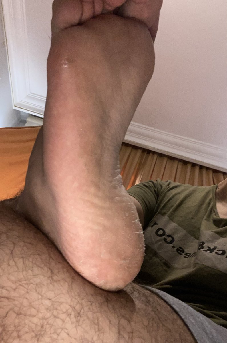 Öğünün olan ölü derilerimi salyanla yumuşat dişlerinle kazı afiyetle ye.

Use your tongue to peel dead skin on my feet with your saliva, scrape it with your teeth, and eat it with pleasure.