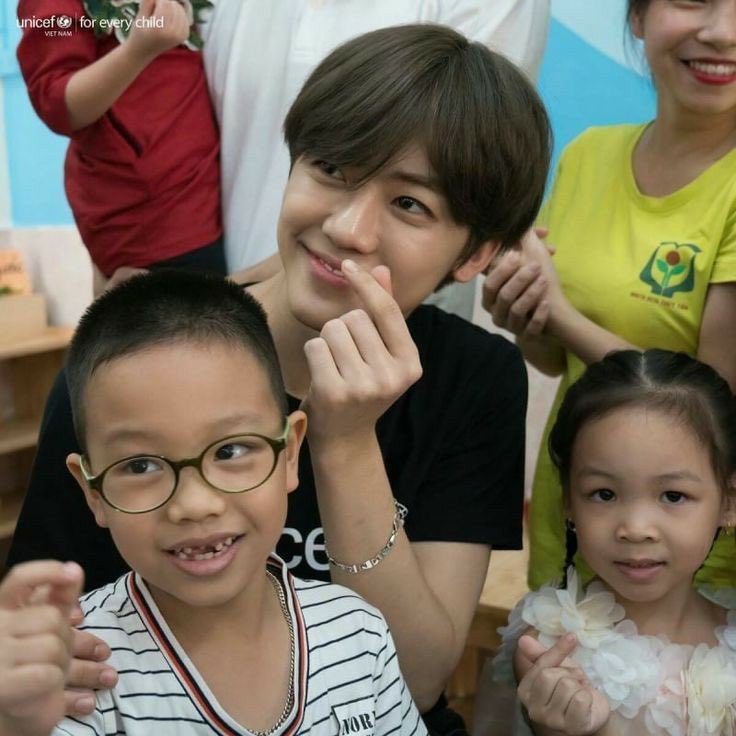 thirteenna's tweet photo. jaemin with kids ♡ https://t.co/JR3Fwvqk28