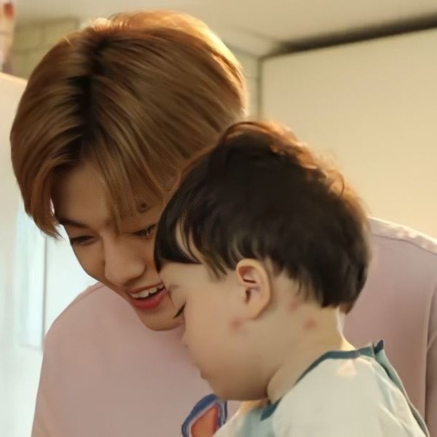 thirteenna's tweet photo. jaemin with kids ♡ https://t.co/JR3Fwvqk28