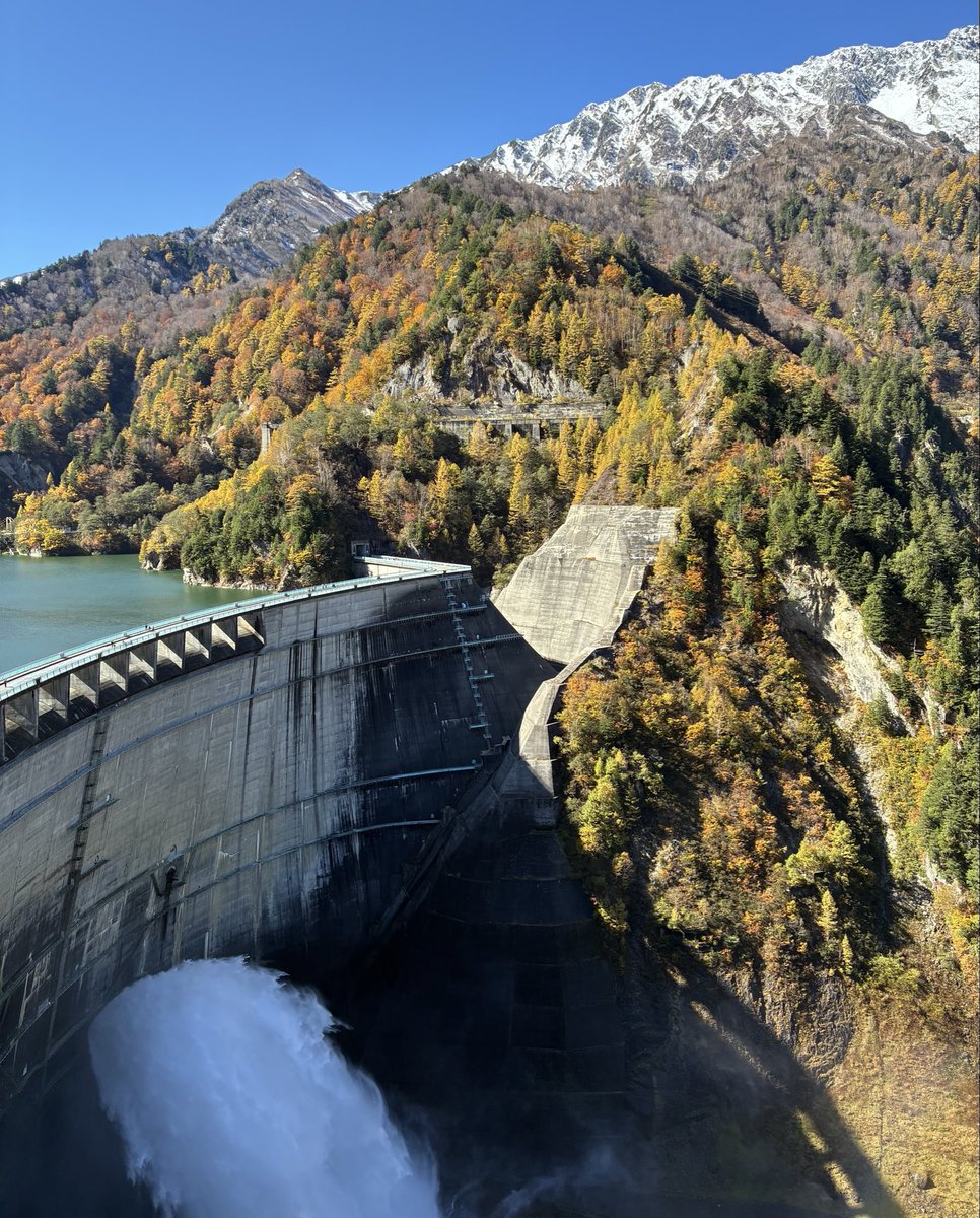 KurobedamK's tweet image. 立山連峰初冠雪🏔️
カラマツの黄葉とのコントラストが素晴らしいです！今朝は最低気温3°C、厚着でお出掛けください。
ダムレストハウス1Fでは温かいウインナーコーヒー、ココアをご用意してお待ちしております☕️

写真は工事に伴う放流です。
観光放水は終了しております。
#黒部ダム　#黒部ダムカレー
