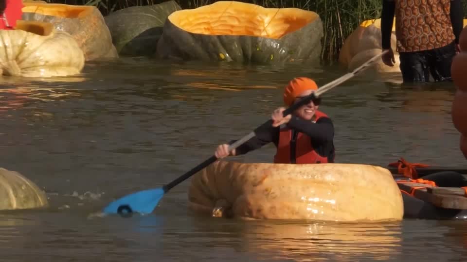 ベルギーの町カステルレーで２６日、巨大カボチャで作った舟でのレースが開催された。
youtu.be/MZLtYS48644