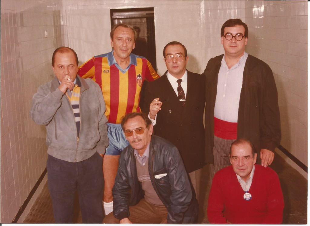 Joaquín Prat y el humorista Don Pío,con el gerente del VCF Salvador Gomar,en el concierto solidario organizado en Mestalla para recaudar fondos para los afectados por la pantanada de Tous,el 13-11-1982.
