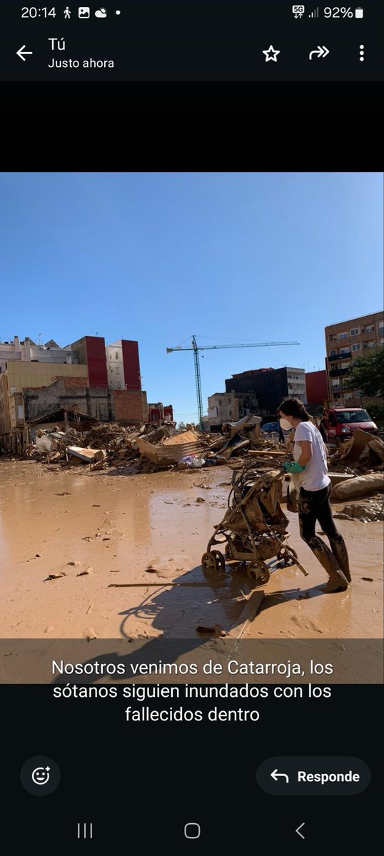 Ellos sí pudieron entrar, y no había nadie, solo los fallecidos dentro de los coches, como dice en el pie de la foto.