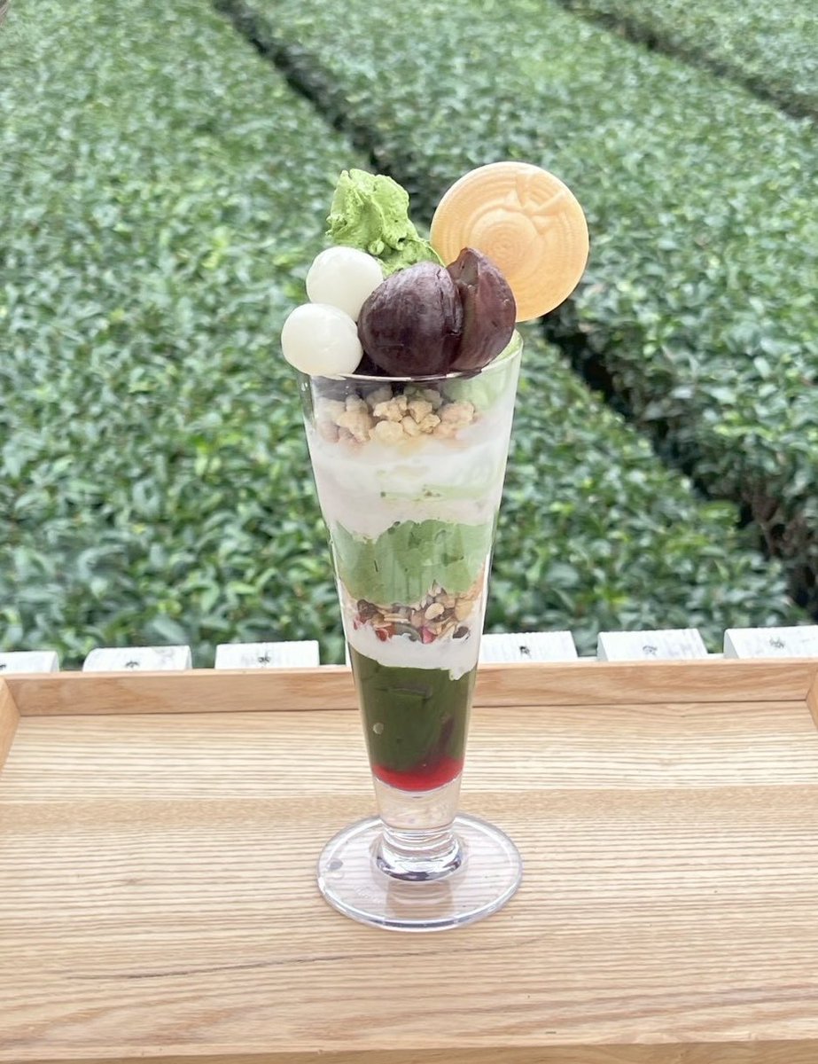【11/1スタート！
はじまりの秋抹茶パフェ
＝アールグレイ和栗の渋皮煮＝】

和栗をアールグレイ和紅茶でじっくり煮込んだ渋皮煮と、ゼリーやパンナコッタなど様々な味で抹茶を楽しめる、秋抹茶のパフェが新登場✨

地元素材をたっぷり使用したパフェを茶畑を眺めながら食べてゆっくりお過ごしください