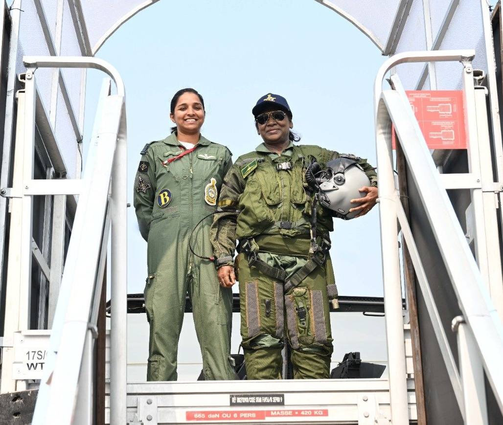 'ढोल-गवार-शूद्र-पशु-नारी...ये सब ताड़न के अधिकारी' कहने वाला तुलसीदास ये तस्वीर देखता तो बहुत गंदी तरह रोता। शुक्रिया बाबा साहब...आपके संविधान की बदौलत ये मुमकिन हो पाया। 
जय भीम-जय भारत
