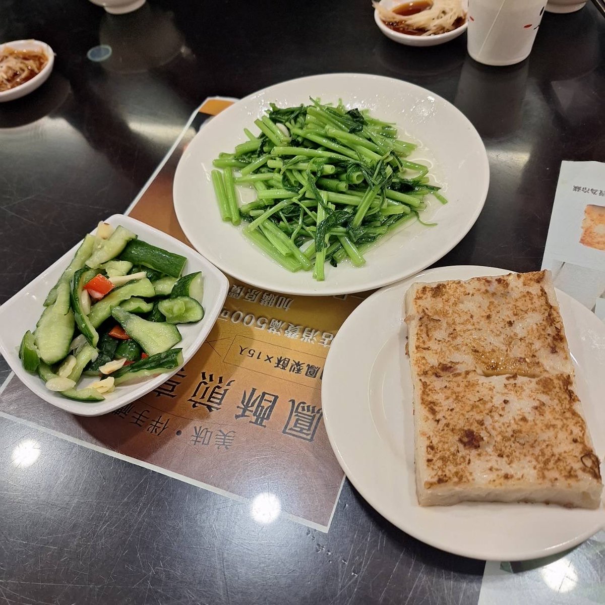 杭州小籠包：沒想到他得過這麼多米其林而且排隊要30分鐘以上，機會都是國外觀光客，我吃完覺得鼎泰豐還是第一名的小籠包（雖然價格不一樣）！