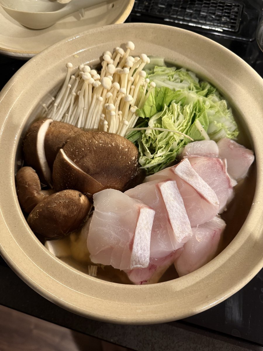 FerSoldat's tweet photo. 獲ったモロコは内臓脂肪がぎっしりでした
半身はクエ鍋に
残りは「年越しモロコラーメン」用に冷凍します
#モロコ #喜久丸 #ズーマフィッシングチーム #ZFT https://t.co/3Bj82UCqpc