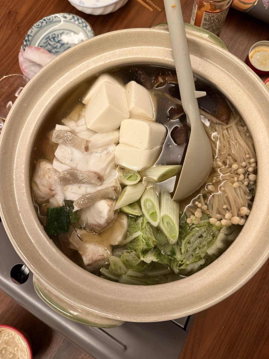 FerSoldat's tweet photo. 獲ったモロコは内臓脂肪がぎっしりでした
半身はクエ鍋に
残りは「年越しモロコラーメン」用に冷凍します
#モロコ #喜久丸 #ズーマフィッシングチーム #ZFT https://t.co/3Bj82UCqpc