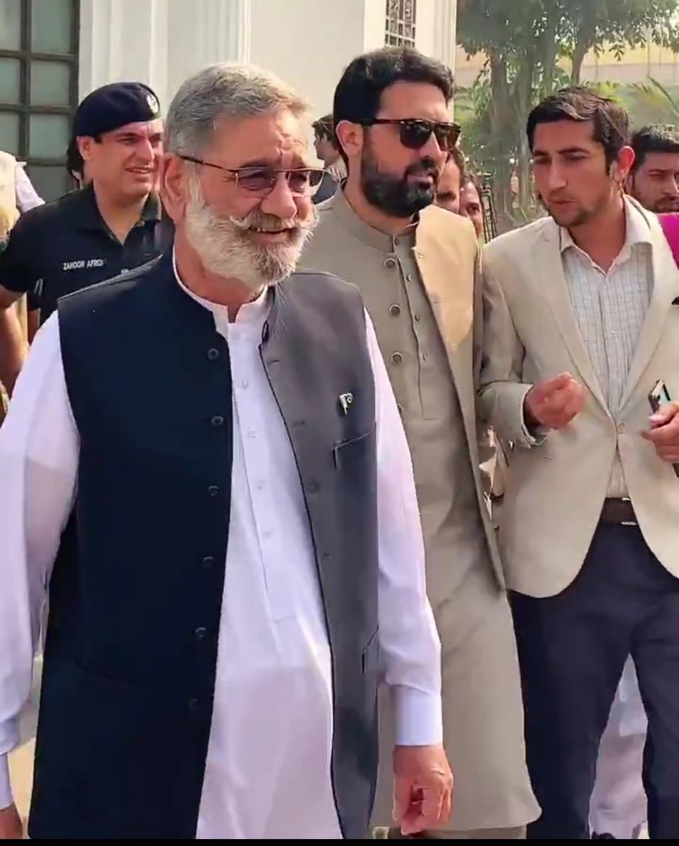 attique_riaz06's tweet image. سہیل افریدی بطور وزیراعلی جب بھی اسمبلی میں ائے تو بابر سواتی صاحب نے ہر دفعہ باہر ا کر استقبال کیا جس طرح سہیل افریدی کو لے کر چل رہے ہیں اسمبلی کے معاملات میں وہ قابل تحسین ہے اور سب سے اہم رول سپیکر کا ہوتا اقتدار کی منتقلی میں اور اسمبلی کو لے کر چلنے میں 🫡
@BabarSaleemSwat