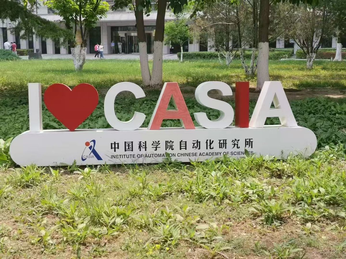 CQodi33534's tweet photo. 我，一个稚嫩的00后，自己的经历确实没有很多人那么跌宕起伏。我没有那么激进，比较喜欢稳扎稳打，所以你很难在我的经历上看到爽感。就是那种激烈的失败又涅槃重生的那种。大家确实喜欢那样的故事😺。

但我觉得我的道路可能更适合更多像我一样普通人。
平和而坚定，稳扎稳打一步一个脚印，像一条潺潺流淌的小溪
因此也很少焦虑也很少内��，充实且快乐。😃

从北方小城带着对计算机的好奇考入北京的大学，正值疫情，就像大多数人一样帮班级做点事情拍拍微电影啥的，不过很快就放开了也开始探索更多可能。我渐渐发现发现实践远比理论重要，于是人小艺胆大：自学课程直接简历投北大，没想到直接进入了北大计算机实验室实习，不过发现科研氛围与我最开始的预期不符而选择退出，没啥成功但也体验了一把顶尖学府。同期，我结识了一群AI创业的朋友，第一次感受到00后不畏艰难的闯劲，那段共同奋斗的时光至今难忘👏。

大三，我进入中科院自动化所实习，体会到科研院所与高校自由氛围的差异。随后，我技��入股开启第二段创业，组建了自己的技术团队，亲历了从需求到产品落地的全过程。作为联合创始人没有工资，但我可以给别人发工资哈哈哈，同时我还在头部AI自媒体做编辑，深入体验了各种AI产品，自己也在写博客，几十万阅读。

即便各种放荡不羁，我还是保研了。选择保研而没有直接gap创业也为自己留了条后路。之前的每一个项目我都在修炼自己的能力，并且默默培养自己的团队。现在，我开启了新一次创业，并获得了一点投资。这次，我不仅要面对技术挑战，更要学会如何带领团队，做好产品，并尽可能降低大家的创业风险。

我的经历，是关于持续成长、自我探索和稳健前行的旅程。我发现
多去体验：      不设限地接触新事物，从不同领域汲取养分。人生不就在于体验嘛
一步一个脚印：     踏实积累，不急于求成，每一步都算数。
思考验证：     不盲从，不轻易下结论，用实践检验真知。