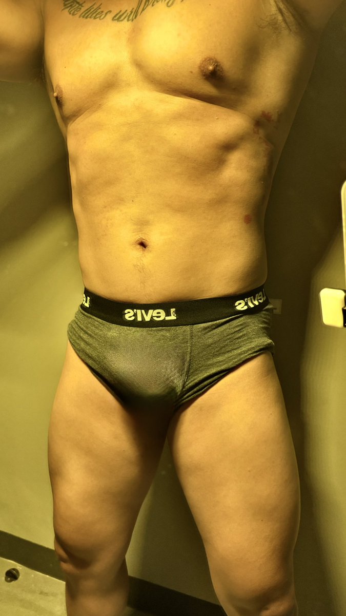 agitatedcoomer's tweet photo. hirap talaga magpalaki ng legs. 2x a week na nga leg day natin. https://t.co/qSOw0hHaES