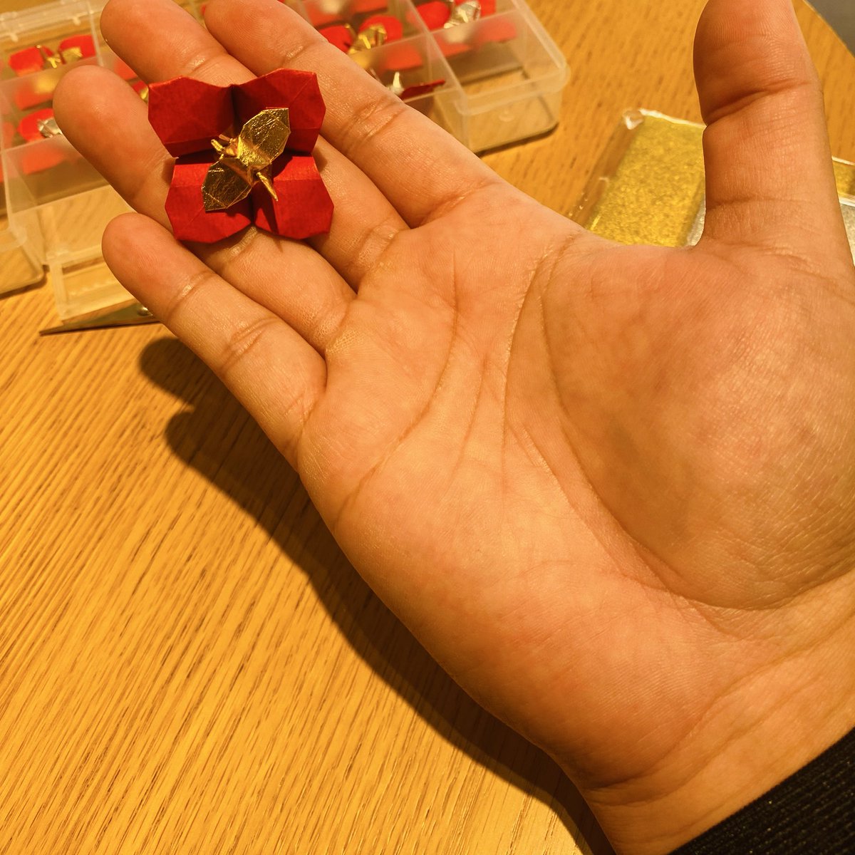ORIZURU_MASTER's tweet photo. 用事終わってスタバ☕️
もちろん折り紙やってた(о3о)
※１枚の折り紙で製作

手先にちょこんと乗るサイズです( ´∀｀)

#折り紙
#スタバ https://t.co/KZc1hO1NU1
