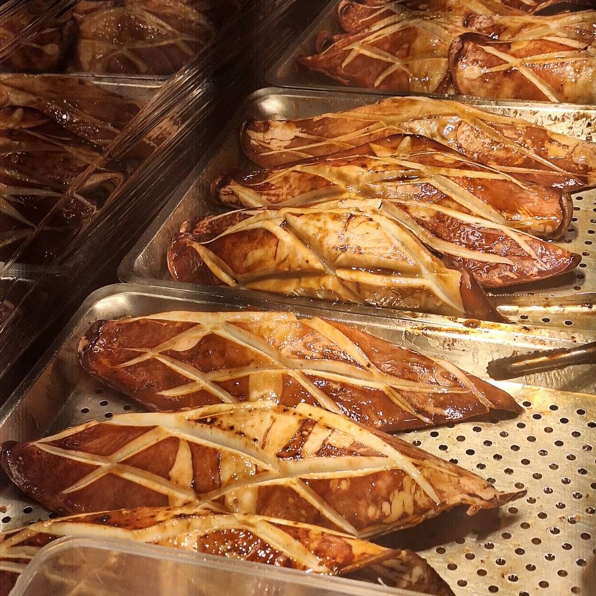 寧夏夜市美食之旅，現在夜市真的很豐富而且都很有特色，不過假日去基本上好吃有特色的都要排隊，我應該有15年以上沒去夜市大快朵頤了！真美味😋之後再到Mori bar喝杯酒，每天都有喝酒才能回飯店睡覺（日本人的習慣）