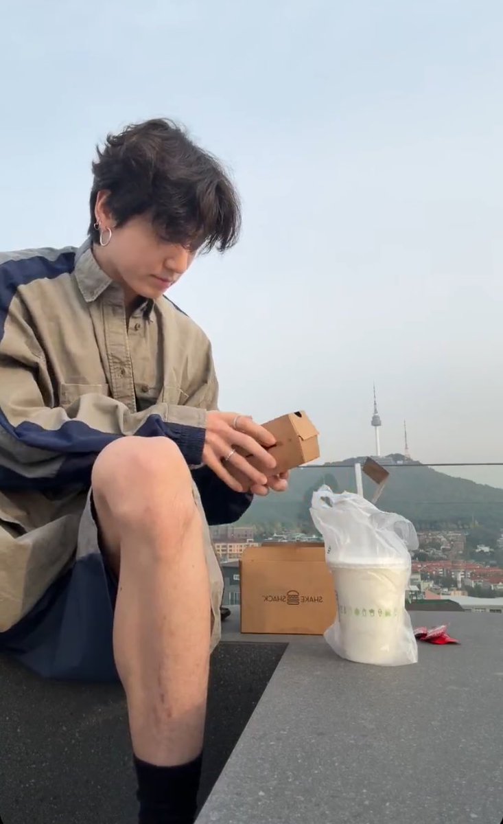 camlica kulesi oyle bir yapi ki jungkook’un evinden bile gorunuyo