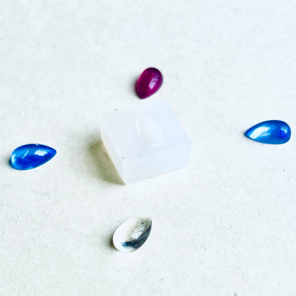 factorhythm's tweet image. 新作モールドのサンプルを製作いたしました

ティアドロップ（雫）片面パーツが製作できるモールドです
小粒サイズとなっており10mmとなります
鏡面化済み！

以下にて販売予定となっております
minne
minne.com/@factorhythm

Creema
creema.jp/c/factorhythm/…

メルカリShops…