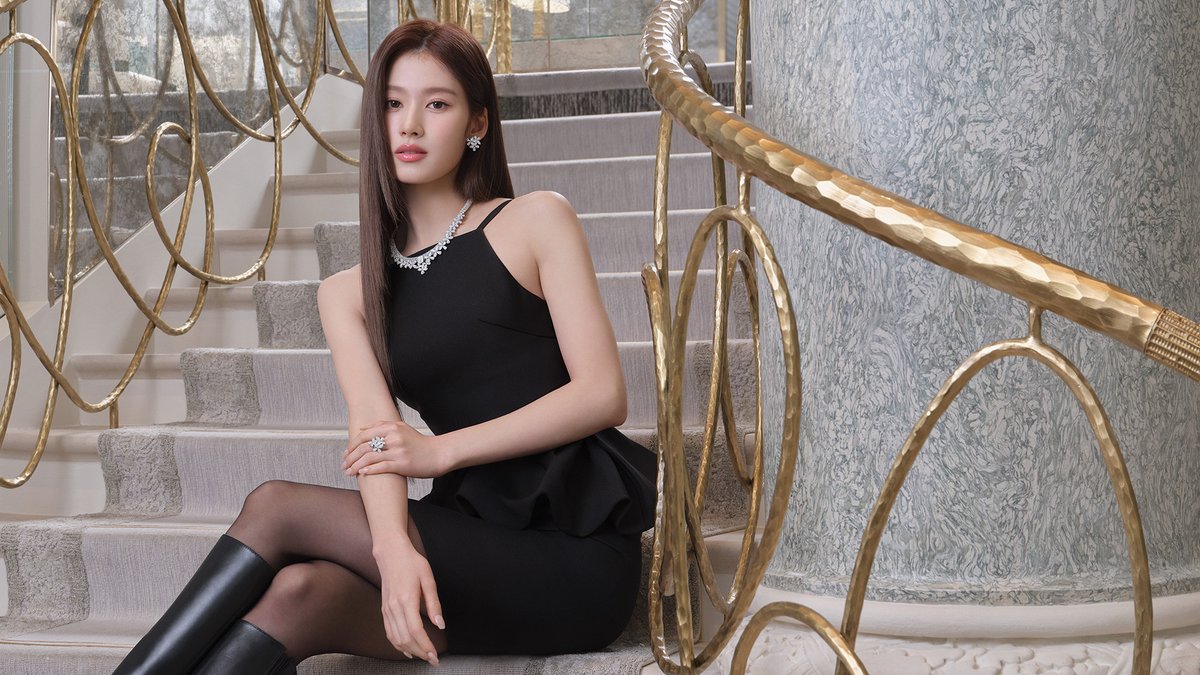 JYPETWICE_JAPAN's tweet image. GRAFFxSANA in Paris 第２章スタート。

グラフ バタフライ コレクションを身にまとった新ビジュアルが解禁！
ぜひチェックしてみてください♡

詳細はコチラから▼
graff.com/jp-ja/Graff-Sa…

#TWICE #SANA #TWICESANA
#GraffDiamonds #GRAFFxSANA #グラフ