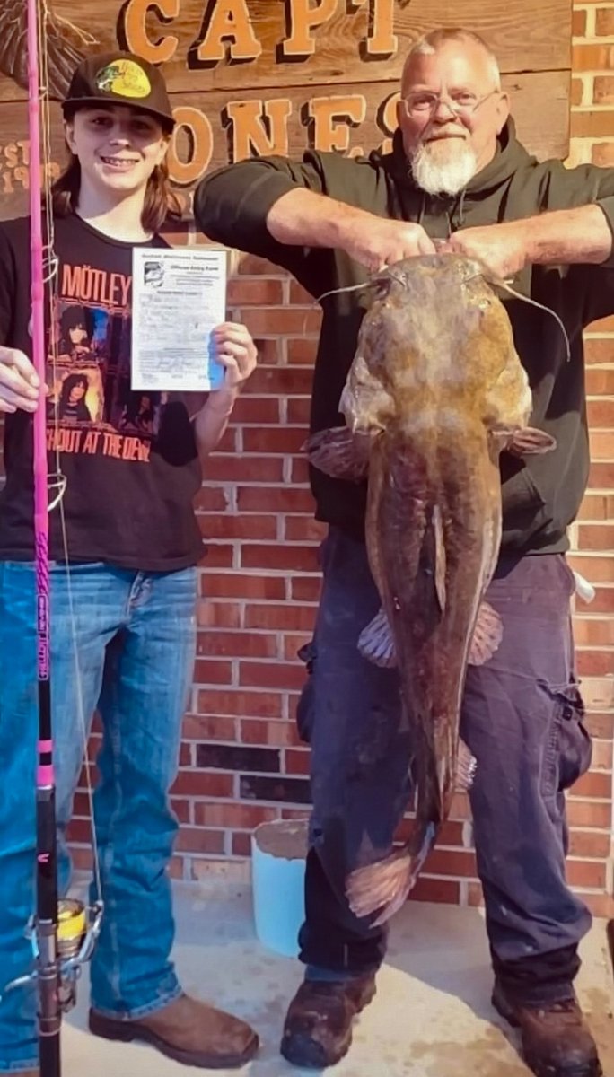 CatfishNOW1's tweet image. A new record has been set! Jason Wise of Bear, DE, landed a massive 33-pound flathead from Lums Pond—the state’s first certified record flathead catfish.

catfishnow.com/delawares-firs…

#CatfishNOW #FlatheadCatfish #StateRecord #DelawareFishing #LumsPond #FishingMilestone