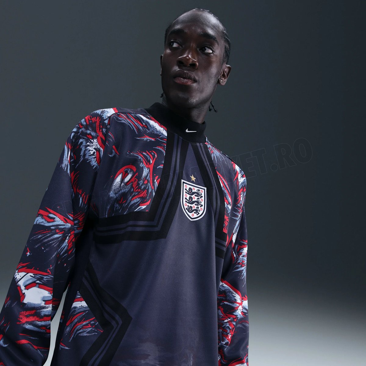 footballshirt's tweet photo. Leaked images have revealed a Nike goalkeeper-style shirt designed for England, reportedly connected to the brand's 2026 World Cup range.

Read more: https://t.co/upfDRuH8YU

#England | Soccer Jersey | Football Shirt Culture | Camiseta de Futbol

*The images originate from Sneaker Market RO.