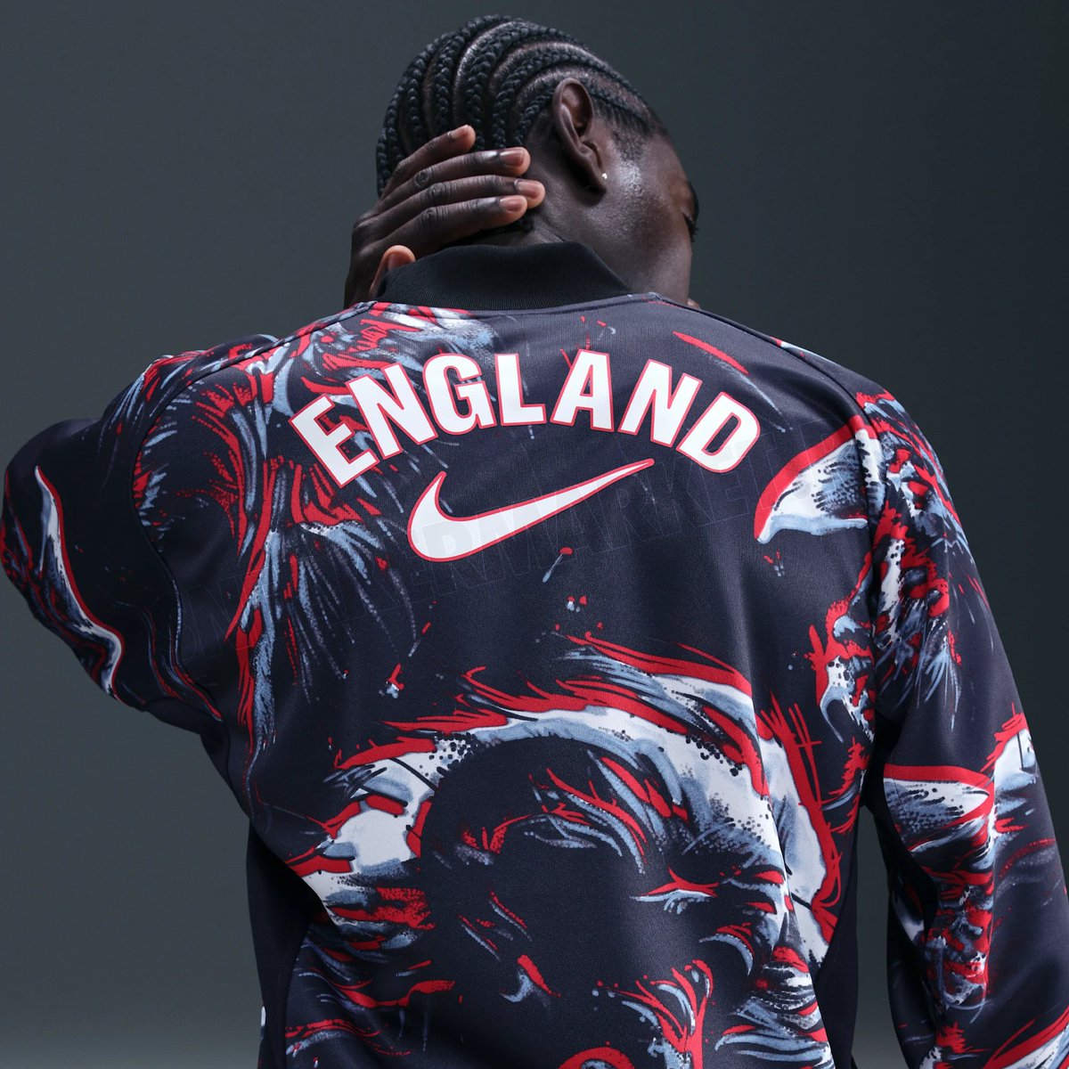 footballshirt's tweet photo. Leaked images have revealed a Nike goalkeeper-style shirt designed for England, reportedly connected to the brand's 2026 World Cup range.

Read more: https://t.co/upfDRuH8YU

#England | Soccer Jersey | Football Shirt Culture | Camiseta de Futbol

*The images originate from Sneaker Market RO.