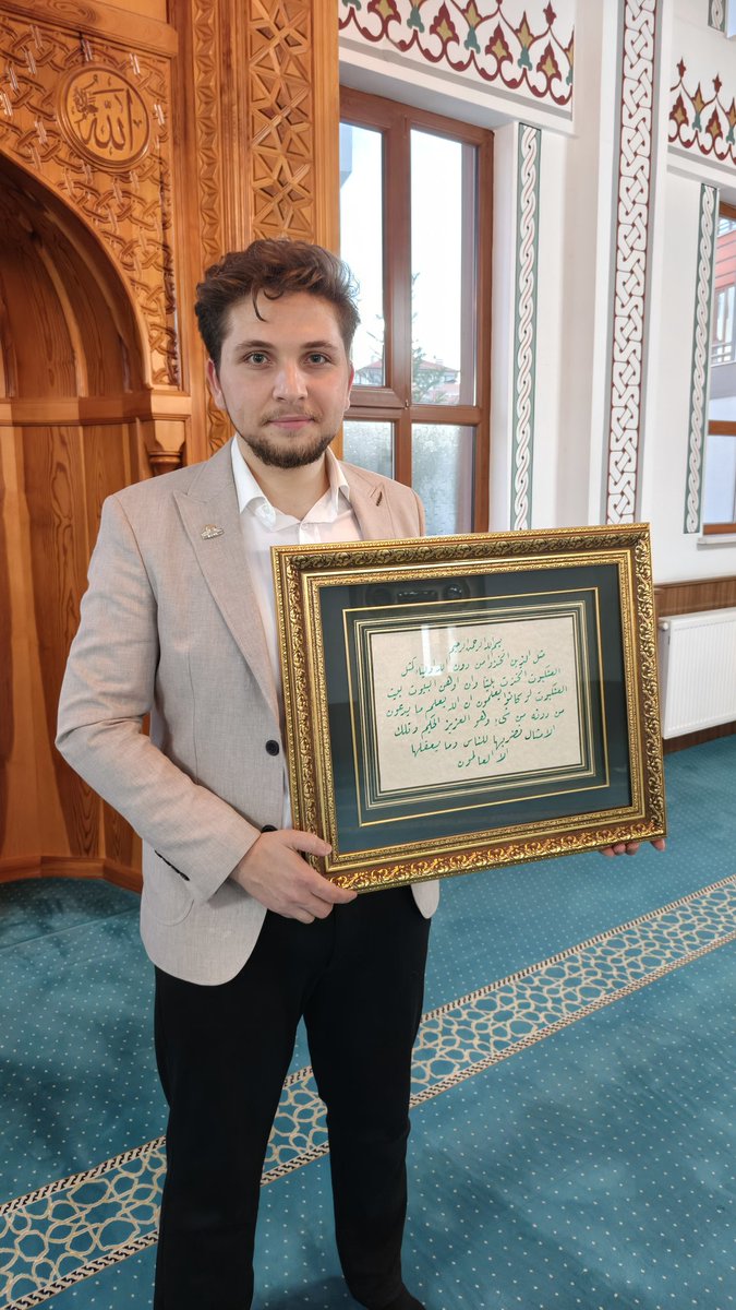 Kalem ile yazmayı öğreten Rabbime hamd olsun .

Tam 1 sene önce 26 Ekim 2024 de Hüsn-i Hat yolculuğumun başlangıcı olan rikayı değerli Murat okumuş hocamıza meşk etmiştim. Elhamdülillah bugün 26 Ekim 2025 rikayı bitirdim hocalarımın onayı ile ilk eserimi çıkardım 
26 Ekim 2025