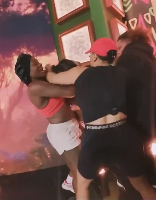 ALAAJANAH174451's tweet image. Tavi is mad weird for this ! U’re litteraly holding diamond in a headlock while she was fighting Natalie 
#BaddiesAfrica #BaddiesAfricaReunion