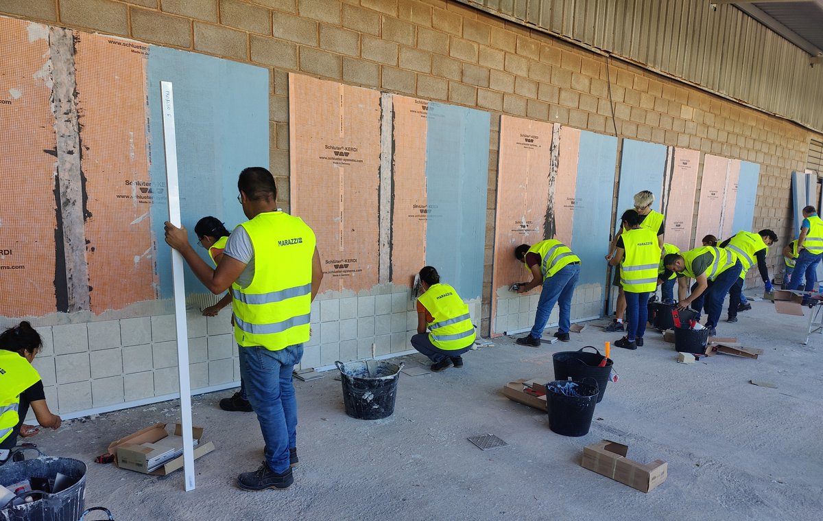 Proalso's tweet image. Curso de capacitación para la instalación de revestimientos innovadores con baldosas y láminas cerámicas. Desde el 20 y hasta el 6 de noviembre impartiendo este curso organizado por @CruzRojaCS  para 15 alumnos seleccionados entre3 más de 200 solicitudes en instalaciones Marazzi.