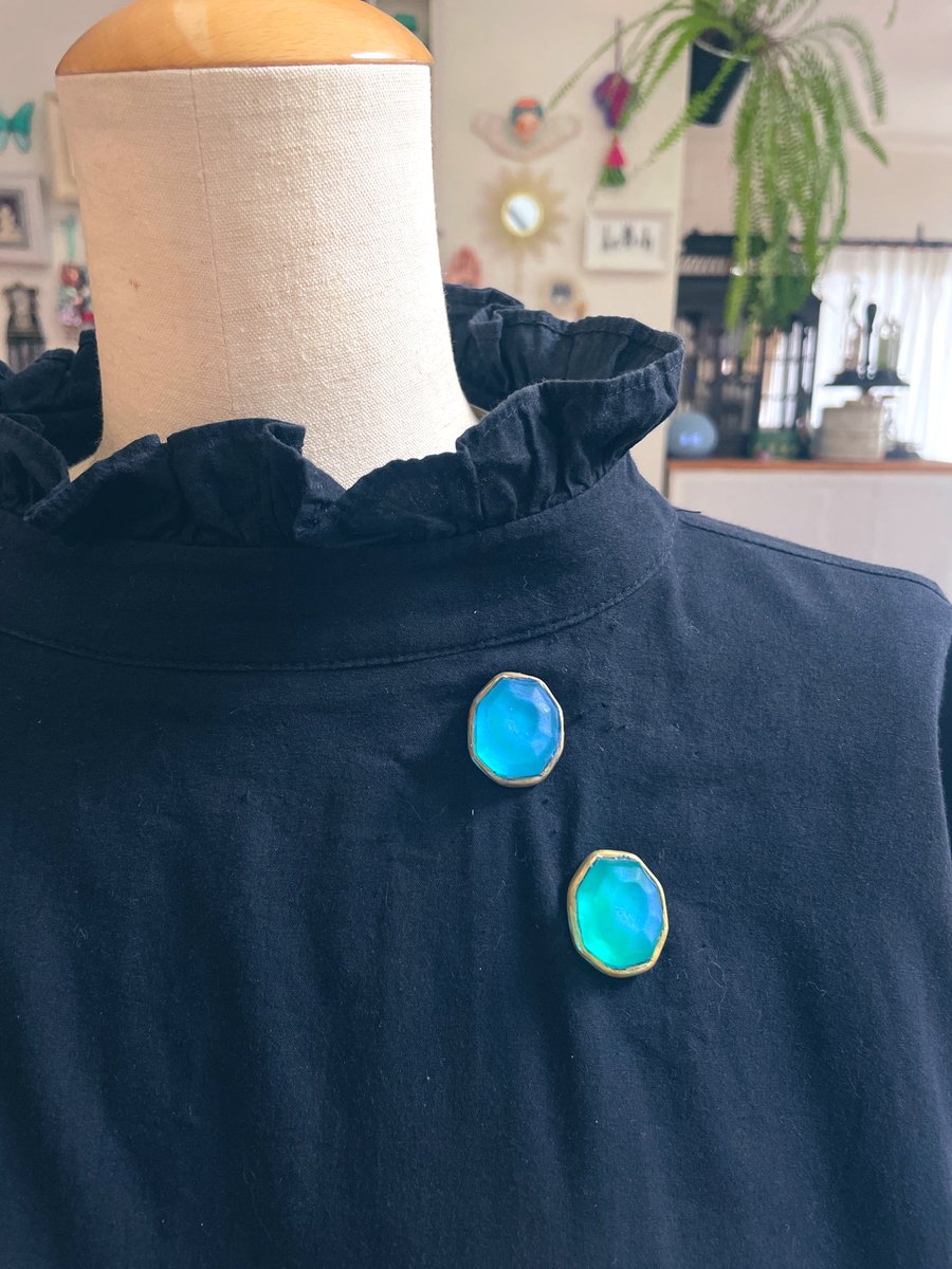 雨花の宝石のピンブローチをお迎えくださいまして
ありがとうございます

お手持ちのブローチと合わせたり…楽しんでいただけましたら嬉しいです💎

大阪中崎町ギニョールさんにて
雨花の作品を扱っていただいております

本日もどうぞ宜しくお願いします☺️✨✨