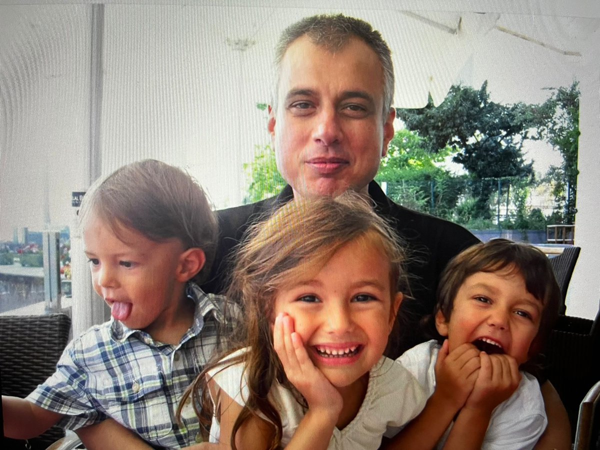 Güzel prensesim,
Nice güzel yaşlara…
Sanki dün gibiydi senin minik ellerin ellerimize değeli  😍
Benim güzel kızım artık 19 yaşındasın  ve büyüyorsun.
Sen büyüdükçe ben de seninle büyüdüm, seninle güldüm, seninle gururlandım.
Her zaman olduğu gibi, bugün de kalbimin tam