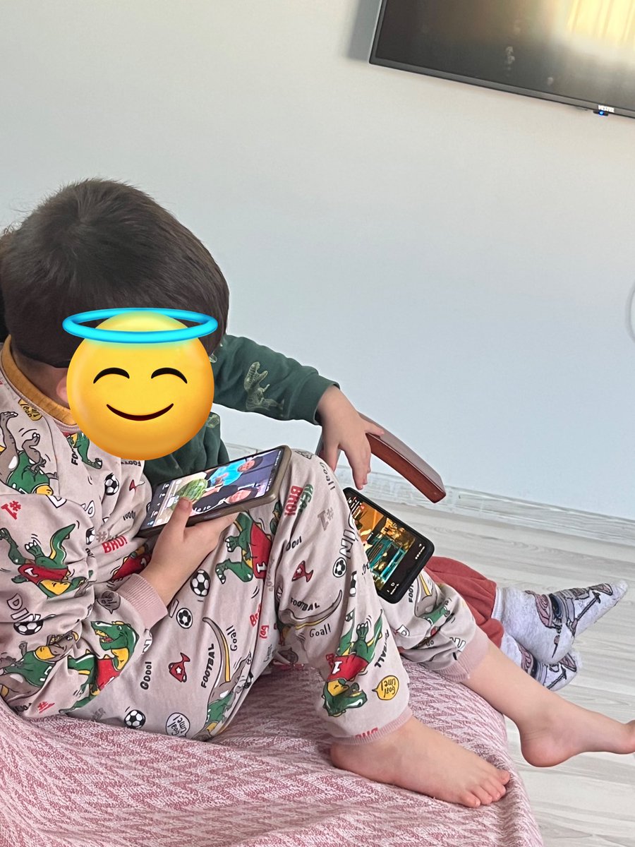 furkannaifadam's tweet photo. yegenlerim cok fena ekran bagimlisi. erkek olan 5 kiz olan 3 yasinda, ayri ayri telefonlari var, yan yana son ses reels kaydiriyorlar, kendi reelsleri sarmayinca birbirlerinin telefonlarina bakiyorlar... telefonlarina baktim ekran sureleri 13-14 saat. https://t.co/WfIpO9LoW7