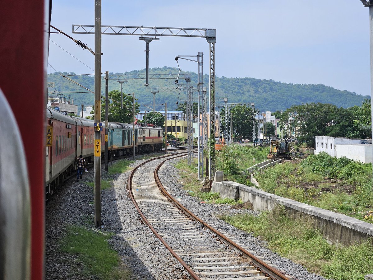 subhajitxp's tweet photo. Pulled by WAP 7 😍 https://t.co/fmCNnQ0goK