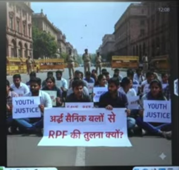 Officiaprashant's tweet photo. #Justice_for_RPF_Aspirants
Hame age purani hi  cahaiye
Hame hight purnai hi cahiye 
Ham baccho se hmara haq mat chino ap long🙏🏻 https://t.co/Opx5ySThEt