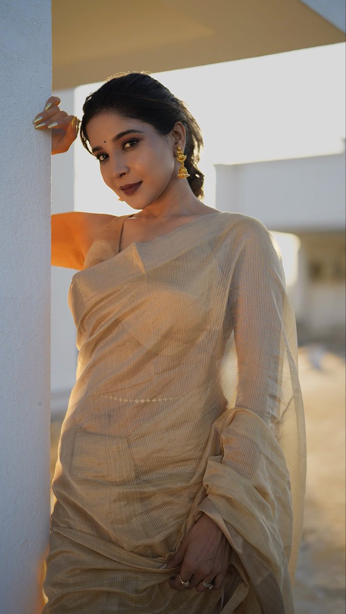 ssakshiagarwal's tweet photo. Golden hour or goddess hour? ☀️ Draped in sunlight, wrapped in gold — feeling every bit of the warmth and grace. #SareeNotSorry
#GoldenSaree #SunKissedGlow #TerraceShoot #IndianFashion #SareeStyle #EthnicElegance #GoldenHourMagic https://t.co/cAEv9uhilV