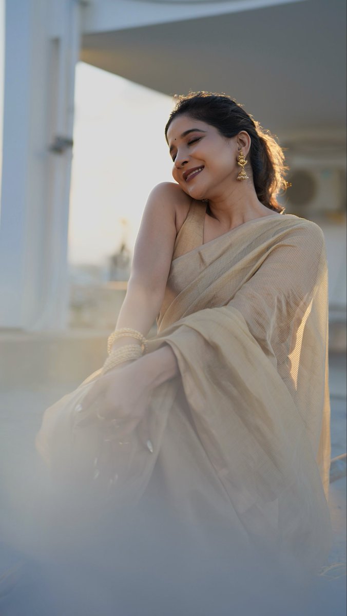 ssakshiagarwal's tweet photo. Golden hour or goddess hour? ☀️ Draped in sunlight, wrapped in gold — feeling every bit of the warmth and grace. #SareeNotSorry
#GoldenSaree #SunKissedGlow #TerraceShoot #IndianFashion #SareeStyle #EthnicElegance #GoldenHourMagic https://t.co/cAEv9uhilV