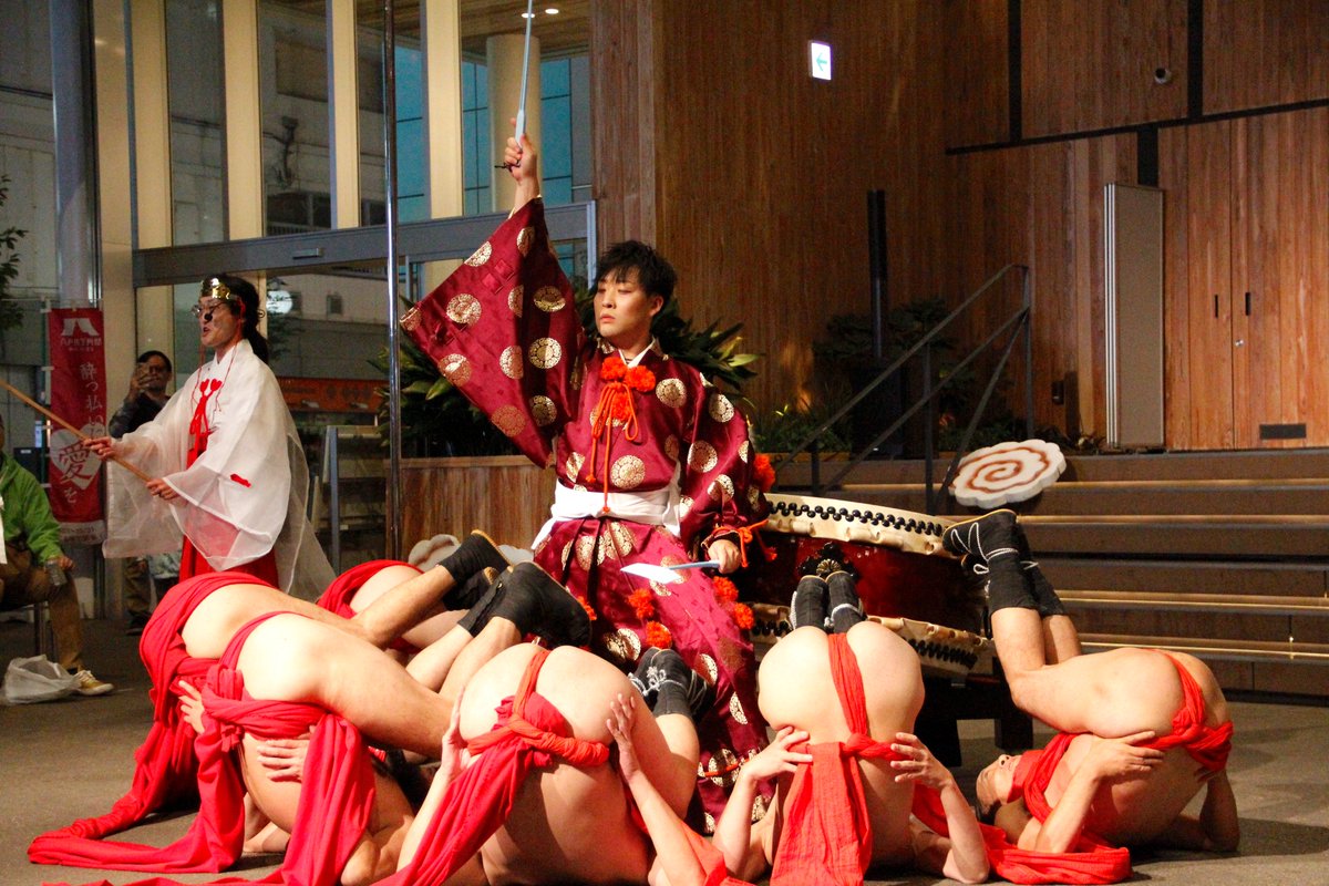 yopparai_8's tweet photo. 🏮横丁オ���リーユーシアター当日の様子をご紹介！🏮
まずはマチニワ、【オープニングイベント】！
パワフルなパフォーマンスが、イベントの幕開けを大いに盛り上げてくださいました✨
アンケートも回答募集中です！
入力はこちらから☞
https://t.co/pDR6Vjn7D8

＃八戸市　＃横丁オンリーユーシアター https://t.co/8aaRRIvbWw