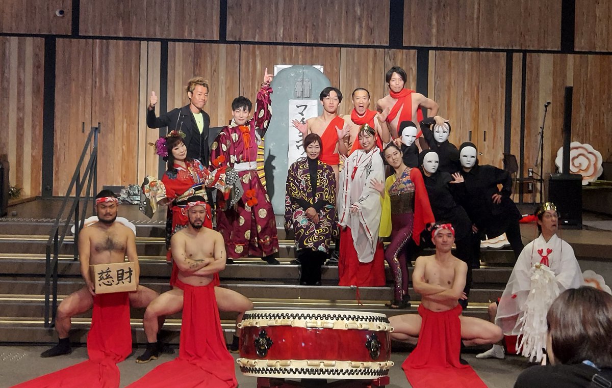 yopparai_8's tweet photo. 🏮横丁オ���リーユーシアター当日の様子をご紹介！🏮
まずはマチニワ、【オープニングイベント】！
パワフルなパフォーマンスが、イベントの幕開けを大いに盛り上げてくださいました✨
アンケートも回答募集中です！
入力はこちらから☞
https://t.co/pDR6Vjn7D8

＃八戸市　＃横丁オンリーユーシアター https://t.co/8aaRRIvbWw